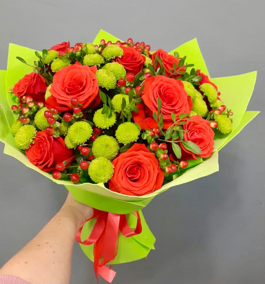 Букет цветов из: Хризантемы и Розы в Поселок имени Карла Либкнехта