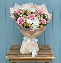 Букет цветов из:  Гвоздики, Орхидеи и Розы в Поселок имени Карла Либкнехта