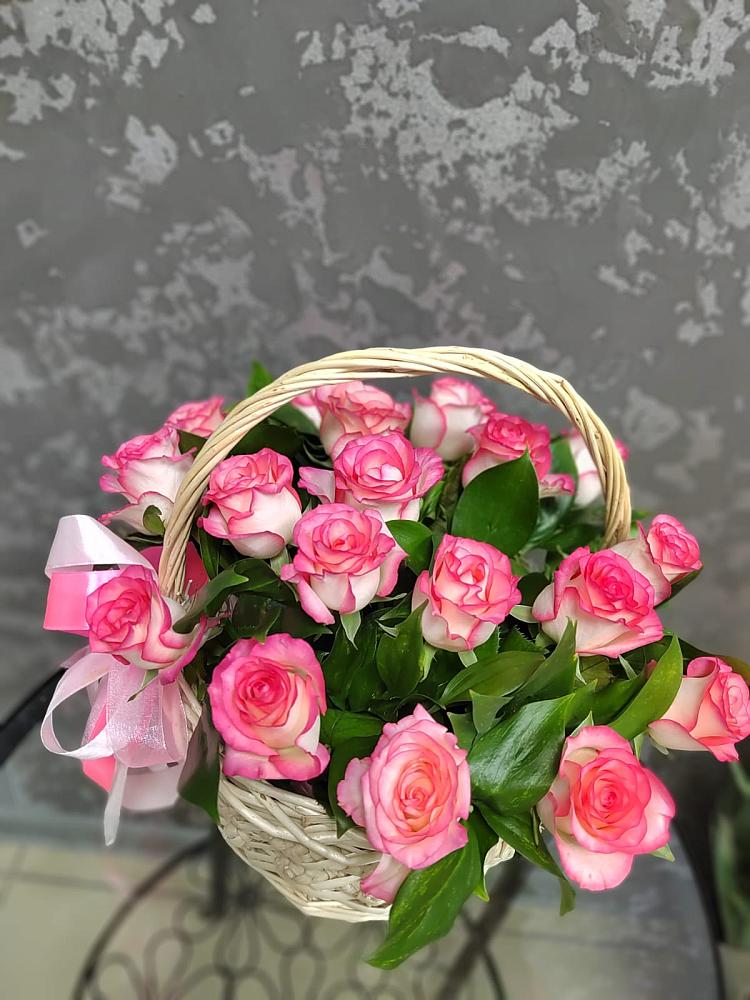 Цветочная композиция из Розы в корзине в Поселок имени Карла Либкнехта