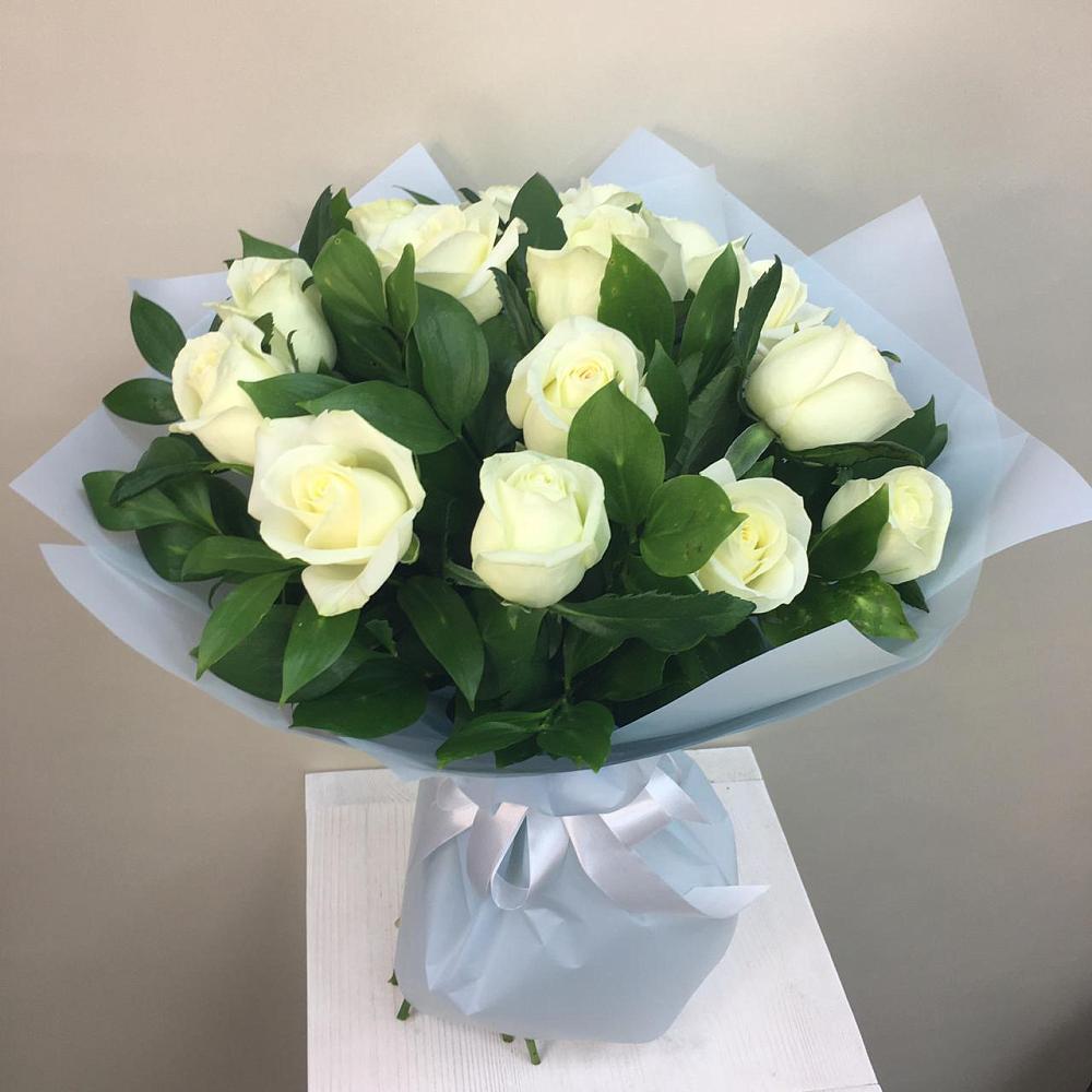 Букет 15 Белых роз Проуд в Поселок имени Карла Либкнехта