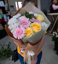 Букет цветов из:  Герберы, Розы и Хризантемы в Поселок имени Карла Либкнехта