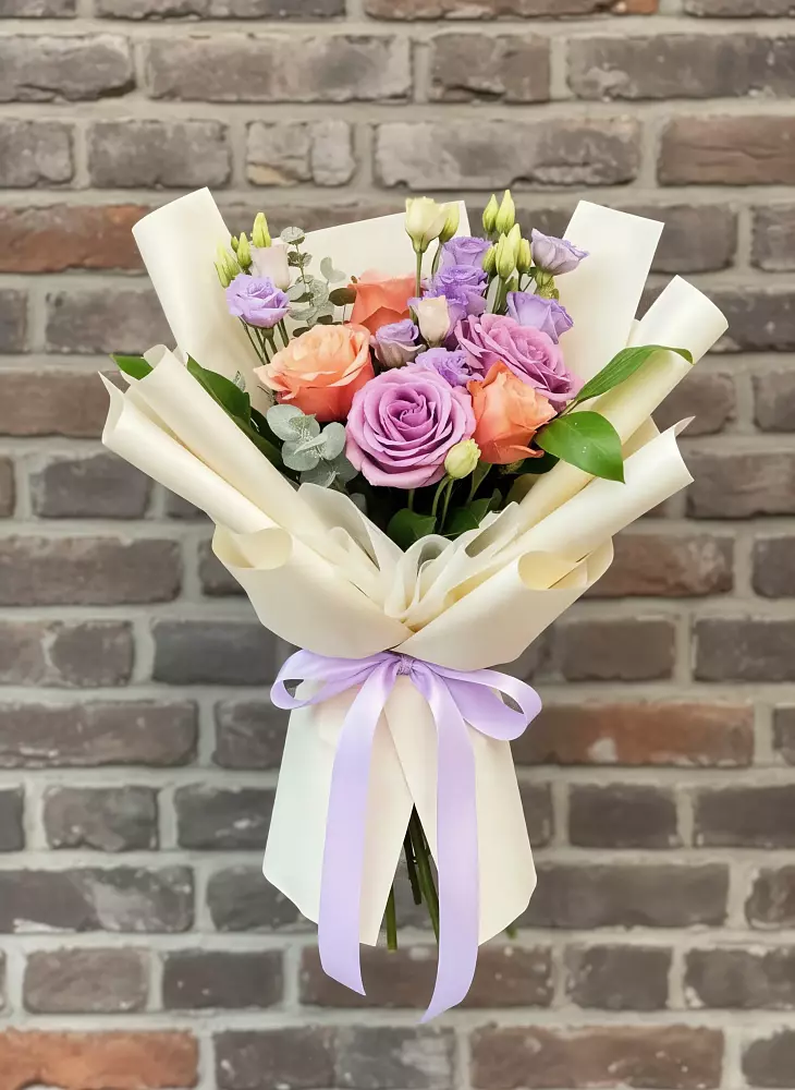 Букет цветов из: Лизиантусы и Розы в Поселок имени Карла Либкнехта