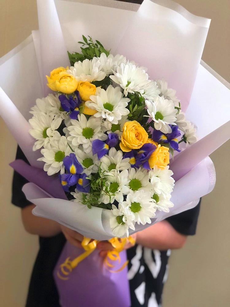 Букет цветов из: Ирисы, Хризантемы и Розы в Поселок имени Карла Либкнехта