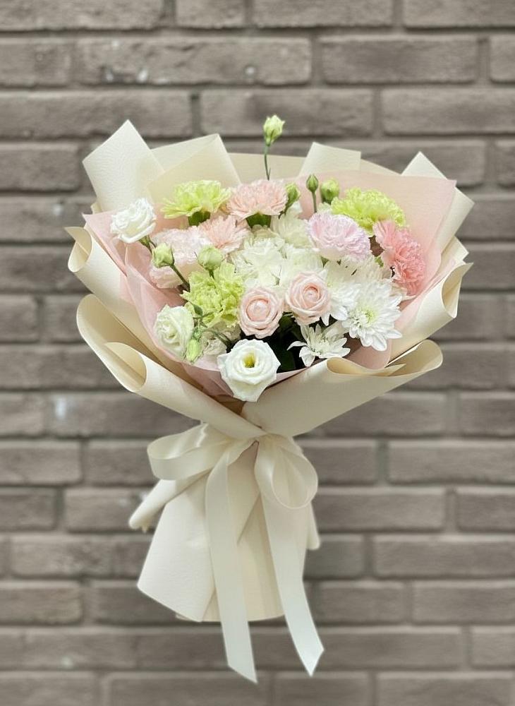 Букет цветов из: Гвоздики, Розы, Лизиантусы и Хризантемы в Поселок имени Карла Либкнехта