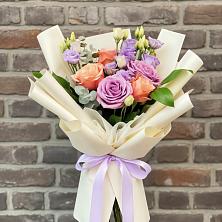 Букет цветов из:  Лизиантусы и Розы в Поселок имени Карла Либкнехта