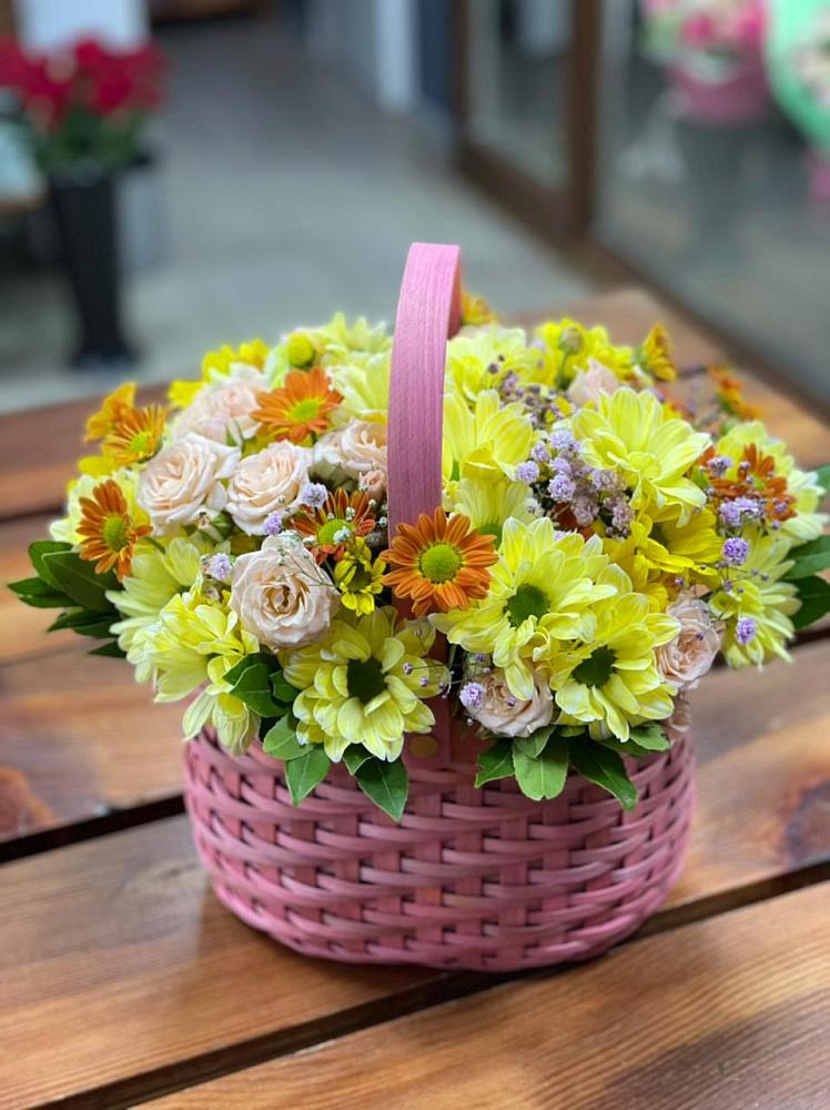 Цветочная композиция из Хризантемы и Розы в корзине в Поселок имени Карла Либкнехта