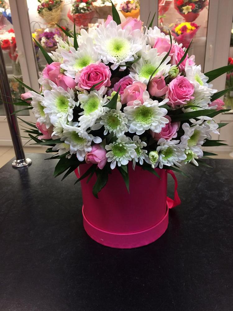 Цветочная композиция из Розы и Хризантемы в шляпной коробке в Поселок имени Карла Либкнехта