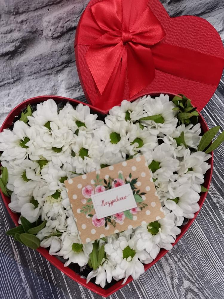 Цветочная композиция из Хризантемы в виде сердца в Поселок имени Карла Либкнехта