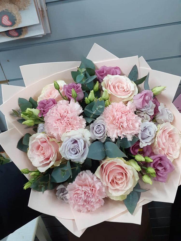 Букет цветов из: Розы, Гвоздики и Лизиантусы в Поселок имени Карла Либкнехта