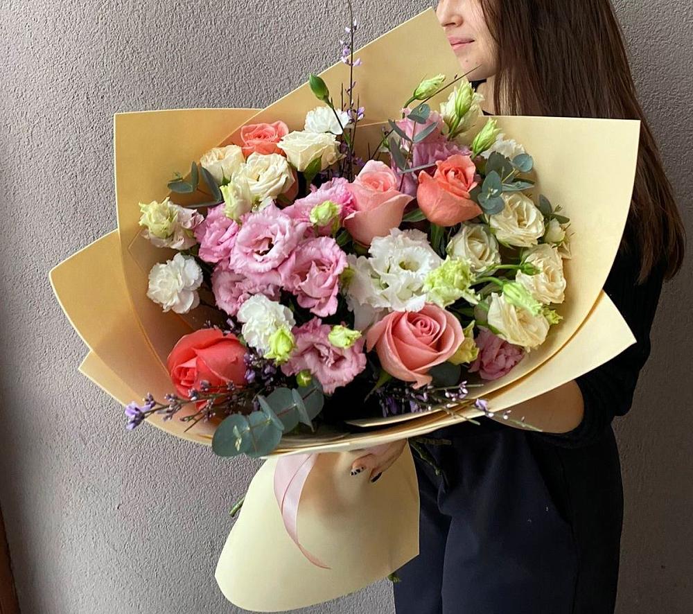 Букет далекие берега в Поселок имени Карла Либкнехта Букет цветов из: Розы, Лизиантусы и Гвоздики в Поселок имени Карла Либкнехта