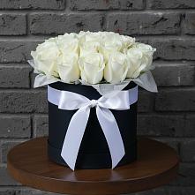 Цветочная композиция из Розы в шляпной коробке в Поселок имени Карла Либкнехта